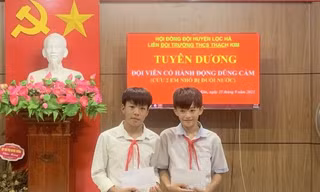 Hai nam sinh dũng cảm cứu em nhỏ đuối nước 
