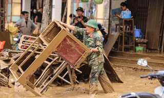 Bộ đội, công an dọn lớp bùn sâu đến đầu gối ở vùng 'rốn lũ' Yên Bái