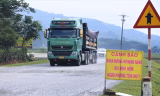 'Ổ trâu, ổ gà' xuất hiện trên đường ven biển Hà Tĩnh