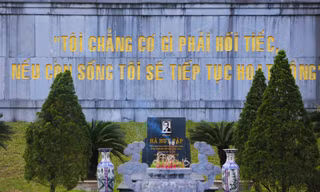 Thăm nơi yên nghỉ của cố Tổng Bí thư Hà Huy Tập