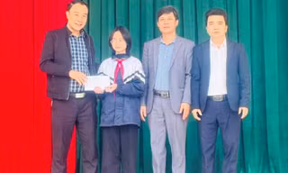 Nữ sinh lớp 6 trả lại vàng cho người đánh rơi 