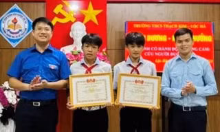 Khen thưởng hai nam sinh cứu người đuối nước 