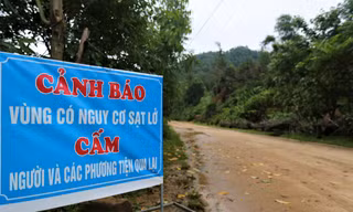 'Hố tử thần', đất đá chực chờ rơi trên đường quốc phòng ven biển Hà Tĩnh