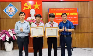 Chủ tịch tỉnh tặng bằng khen hai nam sinh cứu em nhỏ đuối nước 