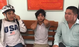 Ngẫu hứng, thanh niên châm lửa đốt chòi quán café lúc nửa đêm