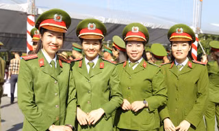 Nữ sinh Học viện Cảnh sát nhân dân trong ngày tốt nghiệp.