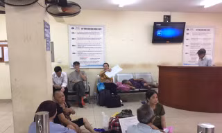 Người nhà bệnh nhân vạ vật trong nắng nóng 40 độ ở Hà Nội