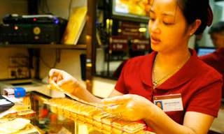 Vàng giảm mạnh, dân đổ xô mua