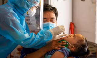 Trẻ em dưới 11 tuổi sẽ được xem là nhóm nguy cơ cần bảo vệ trước dịch COVID-19. Ảnh: Phạm Nguyễn 
