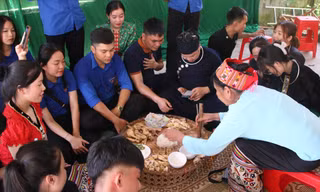 Lễ cúng vía của Đoàn thanh niên xã Châu Hạnh (huyện Quỳ Châu, Nghệ An) tại Tết Độc lập năm 2022