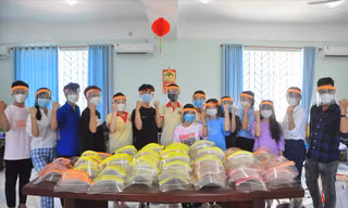 Sinh viên ĐH Nam Cần Thơ làm mũ chống giọt bắn phòng dịch. ẢNH: HÒA HỘI 