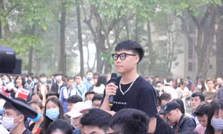 Học sinh đặt câu hỏi trong một ngày hội tư vấn, hướng nghiệp năm 2021 tại Hà Nội 