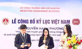 Nguyễn Hạnh Phương giới thiệu về tác phẩm của mình tại buổi lễ 