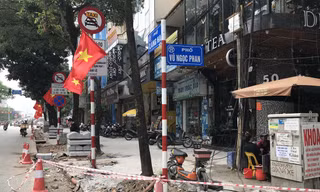 Phố Láng Hạ đang được chỉnh trang, thay mới vỉa hè 
