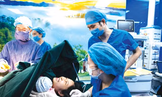 Hạnh phúc của mẹ khi được da kề da với con yêu 