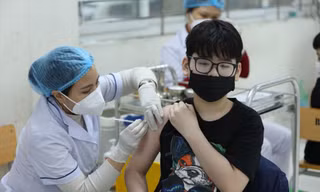 Tiêm vắc xin phòng COVID-19 cho học sinh Hà Nội. Ảnh: Như Ý 