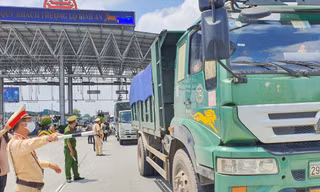 Xe chở hàng bị yêu cầu quay đầu tại chốt kiểm soát trong 2 ngày qua