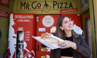Fabrizia Pugliese cùng đơn của cô từ máy bán pizza tự động đầu tiên ở Rome