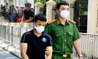 Lê Minh Khánh (ảnh lớn) và đồng bọn (ảnh nhỏ) tại cơ quan công an
