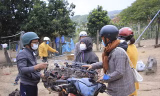 Cán bộ Xã Đoàn đến nhận gà chở về cho các em nhỏ
