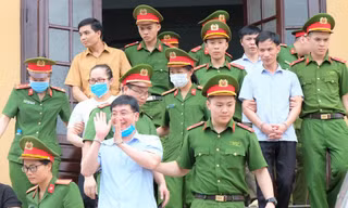 Các bị cáo trong vụ gian lận thi cử tại Hoà Bình tại phiên toà trước đó 