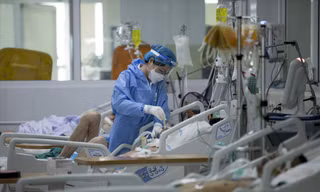 Bệnh nhân nặng phần lớn chưa tiêm đủ vắc xin, bệnh lí nền và cao tuổi. Ảnh: Thái Hà 