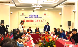 Thơ ca 'cất cánh' khi nói lên khát vọng của dân tộc