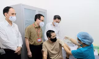 Tiêm thử nghiệm lâm sàng vắc-xin ARCT-154. Ảnh: Long Phạm