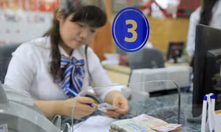 Ngân hàng vẫn là lĩnh vực hoạt động tốt trong năm 2021, nhân viên ngân hàng vì thế kỳ vọng có một dịp Tết thưởng cao. Ảnh minh họa: Như Ý 