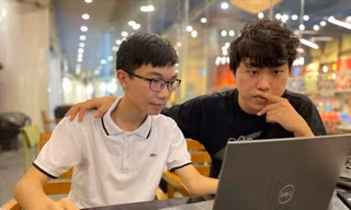 Dương Tiểu Đồng (bên trái) được chuyên gia Phạm Tiến Mạnh hướng dẫn, chia sẻ kiến thức bảo mật. Ảnh: Lưu Quý/NVCC