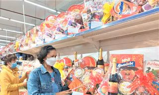 Người dân Bình Dương mua hàng Tết. Ảnh: H.C