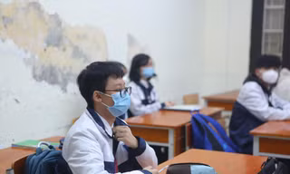Học sinh trường THPT Phan Đình Phùng quay trở lại trường học trực tiếp sau thời gian dài học trực tuyến. Ảnh: Trọng Tài 