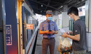 Hành khách làm thủ tục lên tàu ngày 13/10. Ảnh: Ngô Bình