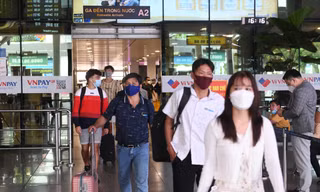 Người dân từ các địa phương trở lại TPHCM sau Tết 