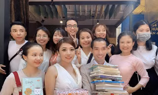 Cô dâu - Chú rể chụp hình chung với bạn bè trên Đường sách 