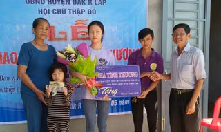 Anh Nguyễn Thế Minh (thứ 2 từ phải sang) trao nhà tình thương cho các hoàn cảnh khó khăn 