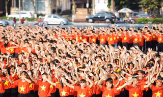Thanh niên Việt Nam luôn thể hiện niềm tin sắt son vào sự lãnh đạo của Đảng. Ảnh: Dương Triều