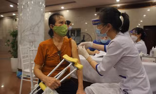 Hà Nội đang tổ chức chiến dịch tiêm chủng vắc-xin ngừa COVID-19 cho toàn bộ người dân trên 18 tuổi. Ảnh: Duy Phạm