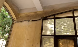 Tường phòng ký túc xá ĐH Giao thông vận tải bong tróc, nứt vỡ có thể rơi xuống bất cứ lúc nào. Ảnh: Nghiêm Huê
