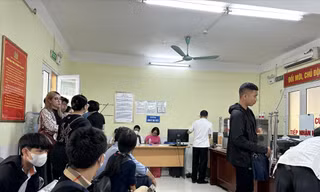 Người dân phải xếp hàng chờ đăng ký xe máy 