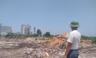 Khu vực ruộng của nhiều hộ dân ở xã Tăng Tiến bị đơn vị thi công mặt bằng Khu công nghiệp Việt Hàn đổ đất san lấp