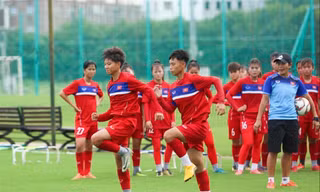 Các cầu thủ trẻ nữ Việt Nam phải đóng thuế thu nhập cá nhân dù tổng thu nhập chỉ bằng 1/2 mức bắt đầu tính thuế. Ảnh: VFF 