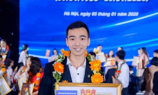 Hà Văn Hào nhận danh hiệu Sinh viên 5 tốt cấp Trung ương. ẢNH: NVCC