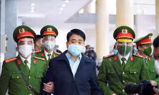 Cựu Chủ tịch UBND TP Hà Nội Nguyễn Đức Chung được đưa đến phiên tòa. Ảnh: Hoàng An