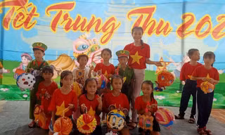 Cô Nhung và cô Nhanh tổ chức Tết Trung thu cho các học sinh thôn đảo Điệp Sơn