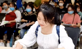 Tăng học phí là gánh nặng đối với phần lớn sinh viên. Ảnh: Nghiêm Huê