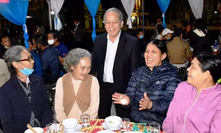 Ông Phan Ngọc Thọ trong một lần dự bữa cơm tất niên đầu tiên với dân Thượng thành di cư về nơi ở mới tại Hương Sơ, TP Huế