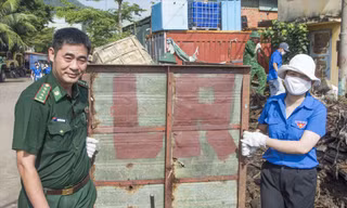 Đại úy Nguyễn Thế Dũng, Chính trị viên phó Đồn Biên phòng Bến Đá đi nhặt rác cùng ĐVTN chia sẻ thông điệp bảo vệ môi trường. Ảnh: Văn Chương 