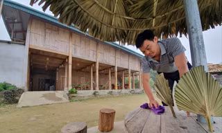 Các chủ homestay ở Vân Hồ (Sơn La) đang dọn dẹp phòng ốc chuẩn bị đón khách. Ảnh: Đức Anh