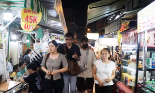 Phố ẩm thực ở TPHCM: Người bán nhiều hơn người ăn